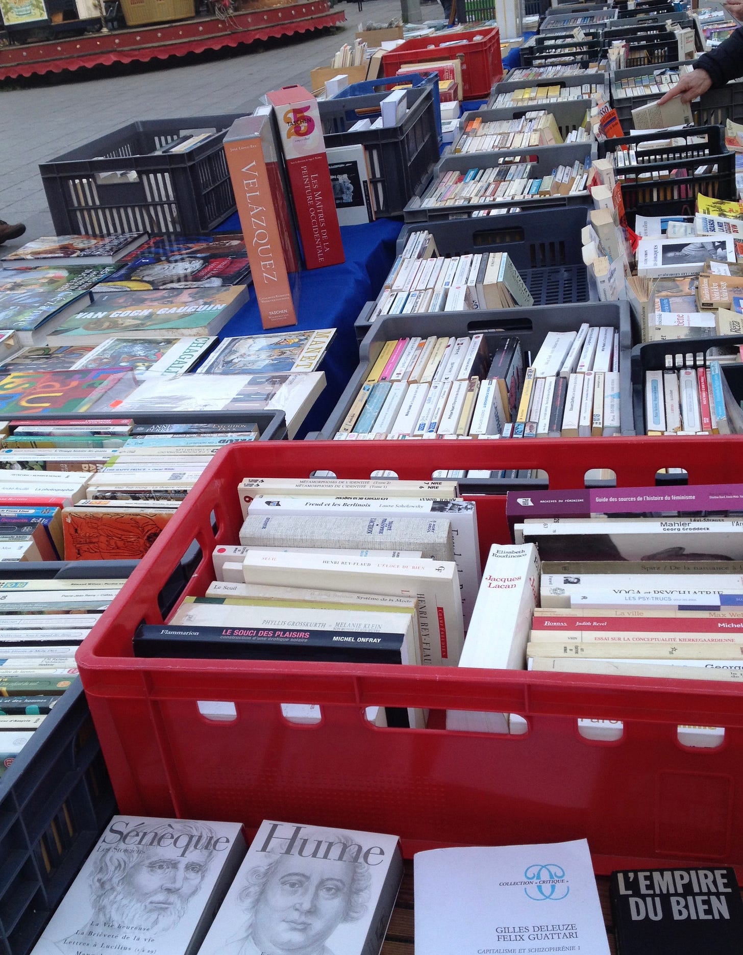 Bücherflohmarkt-Tisch in Frankreich