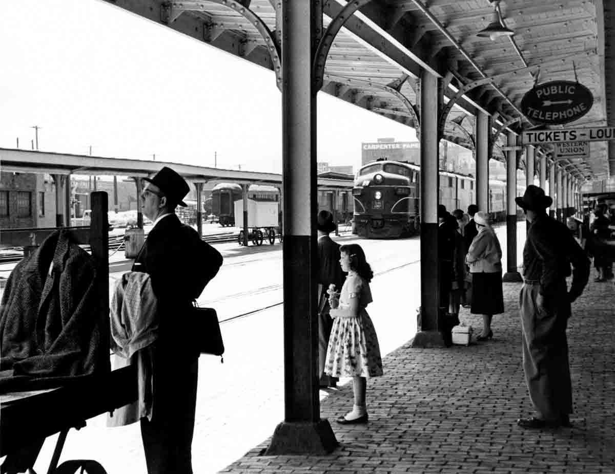 Train 10 arrives in Des Moines. Apr 15, 1960. Photo Ed Wojtas Train 10 arrives in Des Moines. Apr 15, 1960. Photo Ed Wojtas