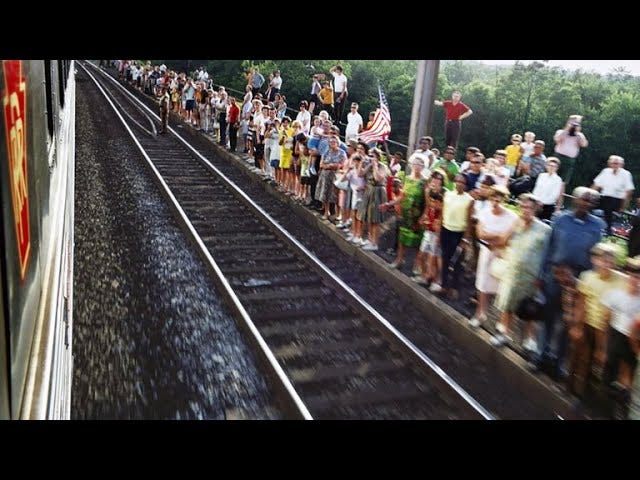 Le dernier voyage de RFK : comment l'Amérique s'est rassemblée le long des voies ferrées pour lui dire adieu - YouTube