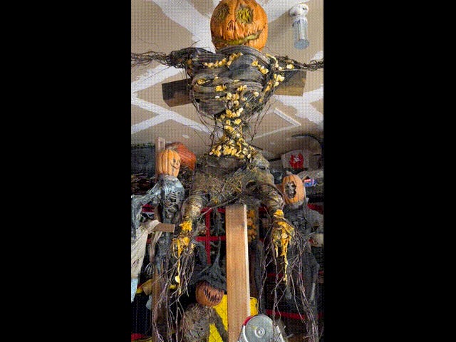 6: Animated Rotting Scarecrow - Haunt Makers