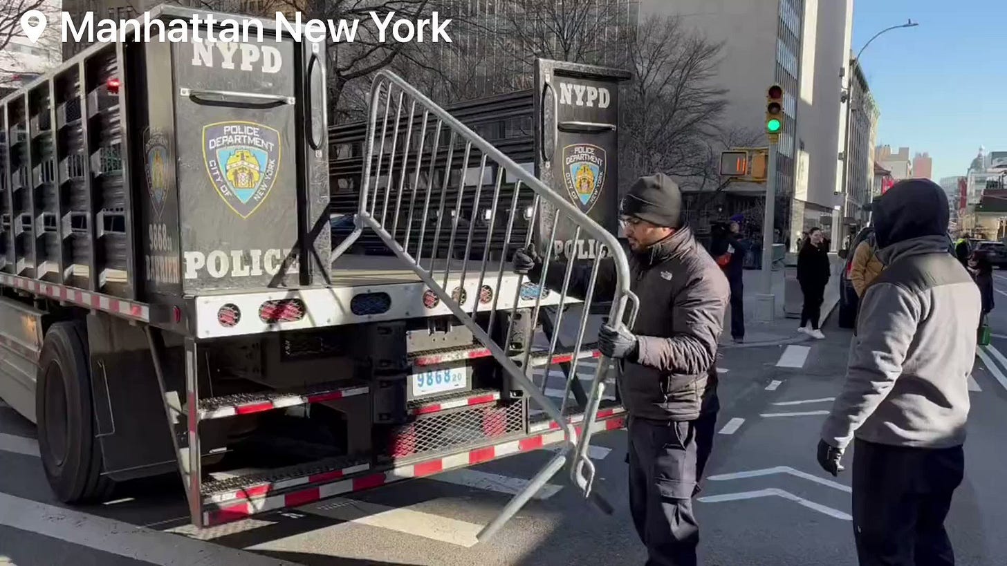 R A W S A L E R T S on Twitter: "🚨#BREAKING: Steel barricades are being  unloaded outside Manhattan criminal courthouse 📌#Manhattan | #Newyork  Numerous Metal Barricades Arrive Outside The Manhattan