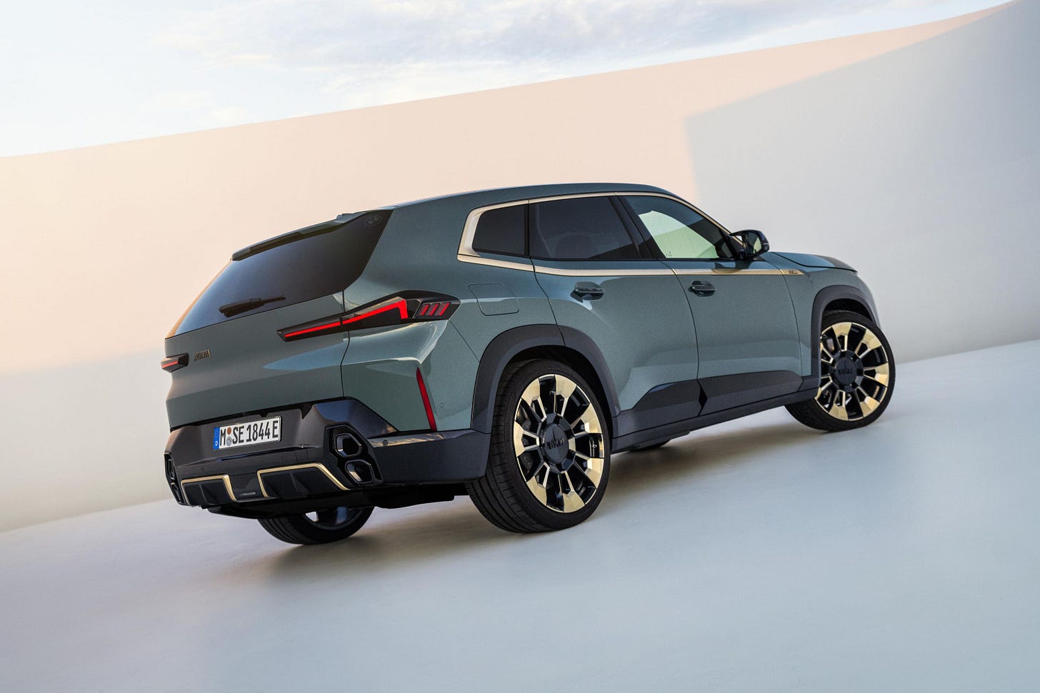 2023 BMW XM plug-in hybrid SUV revealed - UPDATE | CarExpert
