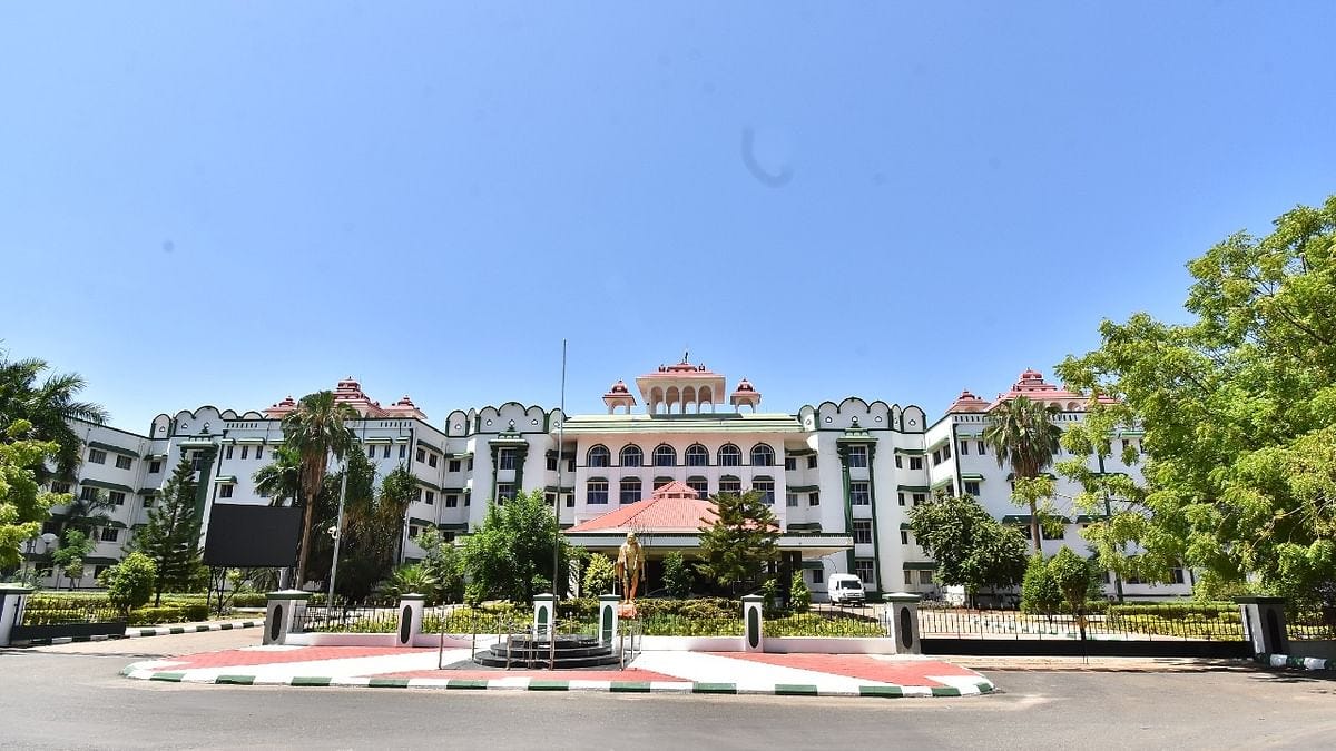 பேரிகார்டுகளில் தனியார் விளம்பரங்கள் ஏன்?&#39; - உயர் நீதிமன்ற மதுரைக் கிளை  கேள்வி | Madurai high court order on road safety issue case