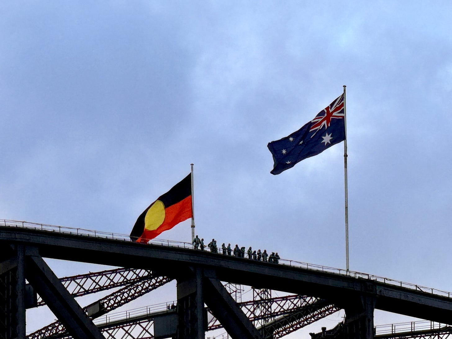 Banderas australian y de los pueblos aborígenes sobre el Puente del puerto en Sídney.
