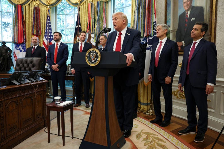 Le président Trump annonce un accord avec Pfizer pour réduire les prix des médicaments Medicaid, rejoint par les dirigeants de l'industrie et les responsables dans le bureau ovale.