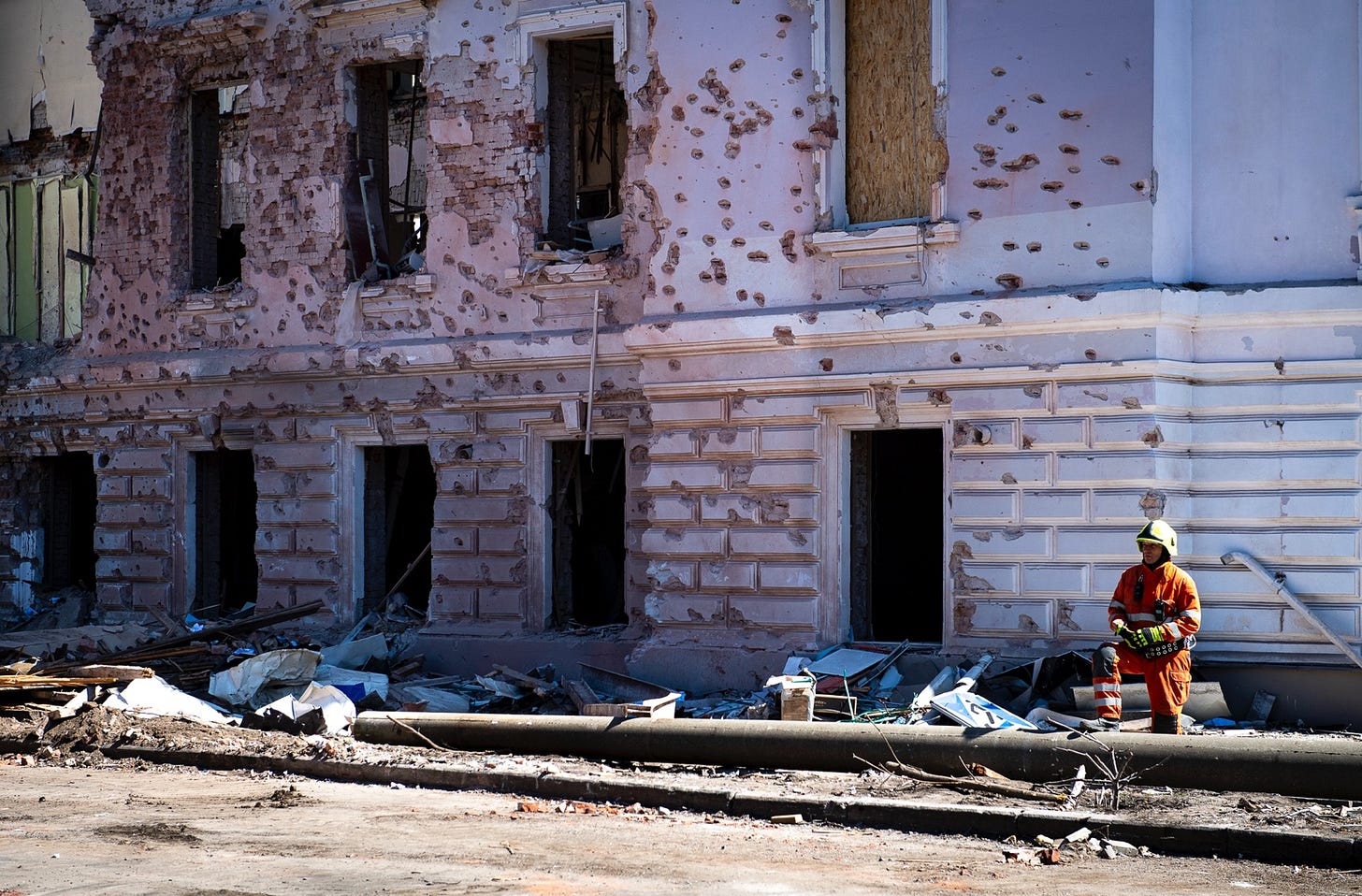 A person standing in front of a building

AI-generated content may be incorrect.