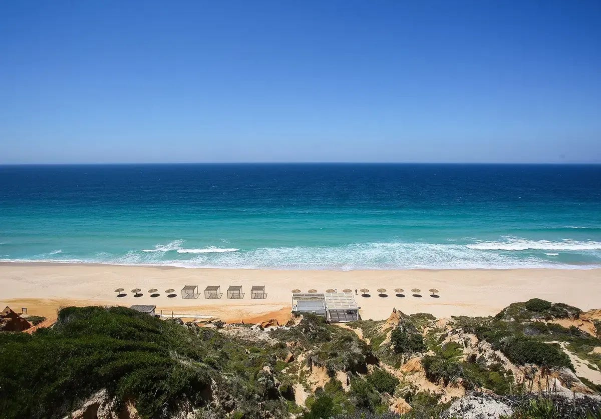 Preços exorbitantes e longas caminhadas para contornar empreendimentos de  luxo: em Grândola as praias não são iguais para todos - Expresso