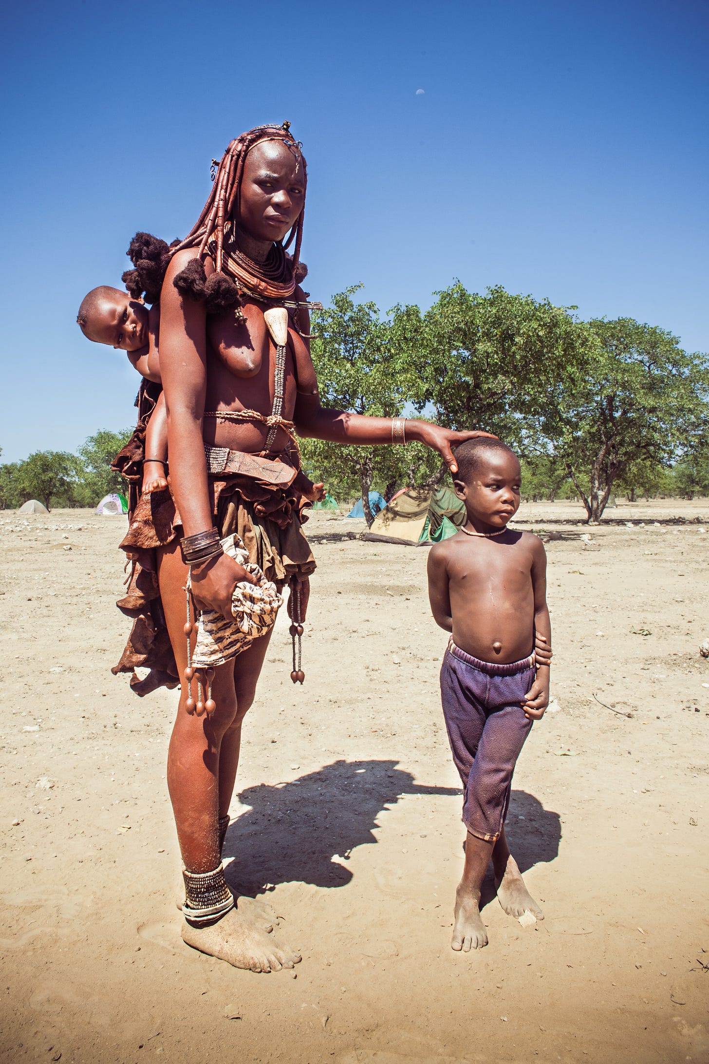 Mamă Himba și copii în așezarea Ohumgumure