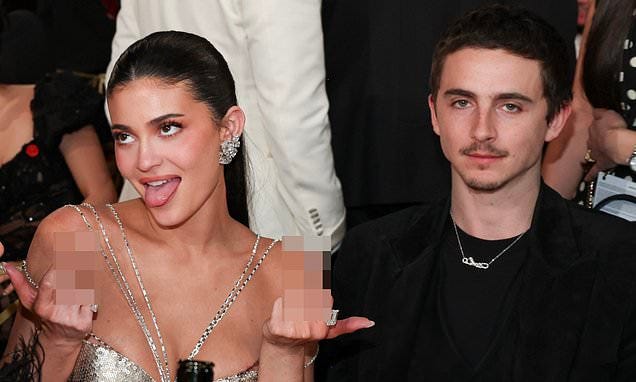 Kylie Jenner and Timothée Chalamet's VERY unlikely pairing is illustrated in 'iconic' Golden Globes snap - as reality star pulls 'classless' pose while indie actor is stony-faced | Daily Mail Online Kylie Jenner and Timothée Chalamet's VERY unlikely pairing is illustrated in 'iconic' Golden Globes snap - as reality star pulls 'classless' pose while indie actor is stony-faced | Daily Mail Online