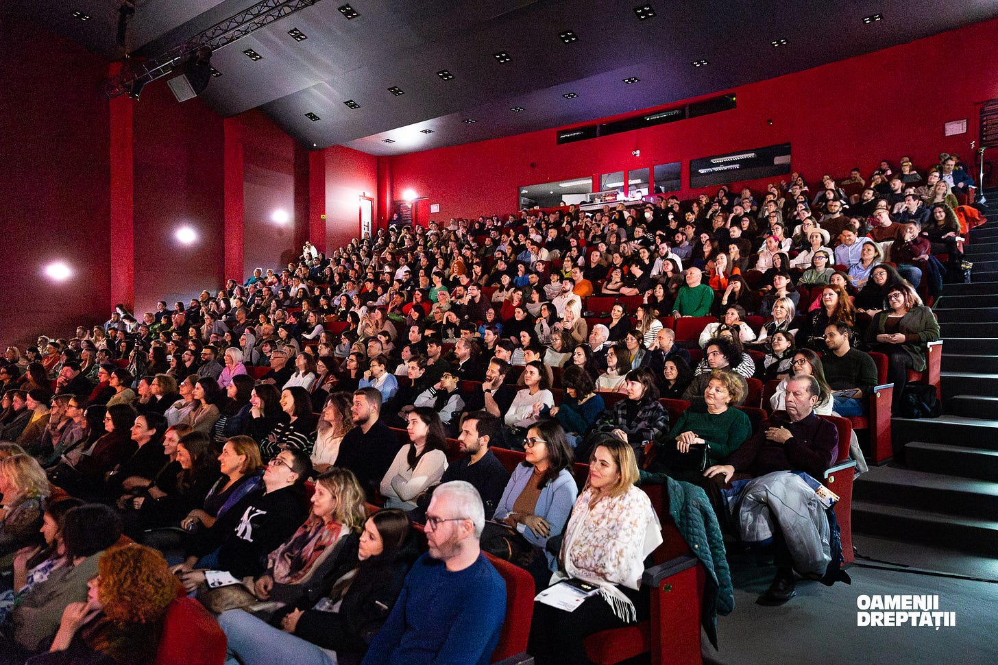 Packed theater for the Oamenii Dreptatii show. Packed theater for the Oamenii Dreptatii show.