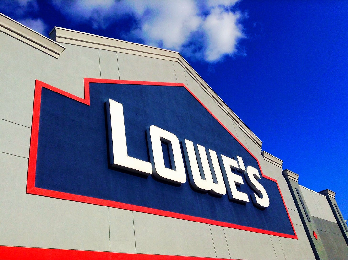 Lowe's sign Lowe's sign