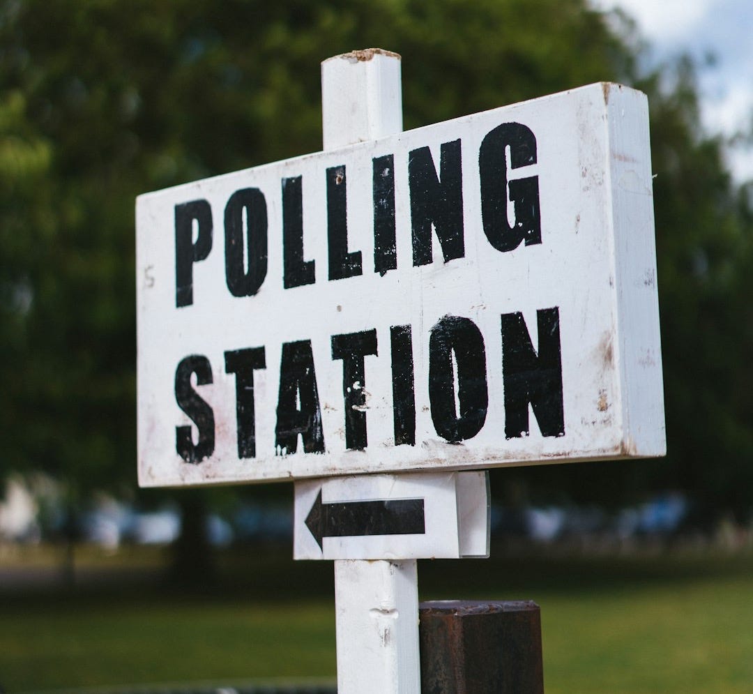 A pole with a sign that says polling station