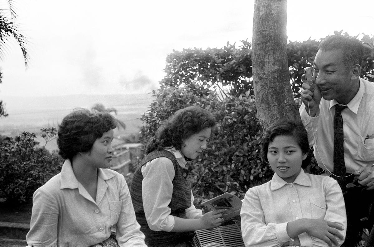 鄧南光與人體藝術模特兒,1960 年代|來源:鄧南光/Wikimedia Commons(CC BY-SA) 鄧南光與人體藝術模特兒,1960 年代|來源:鄧南光/Wikimedia Commons(CC BY-SA)