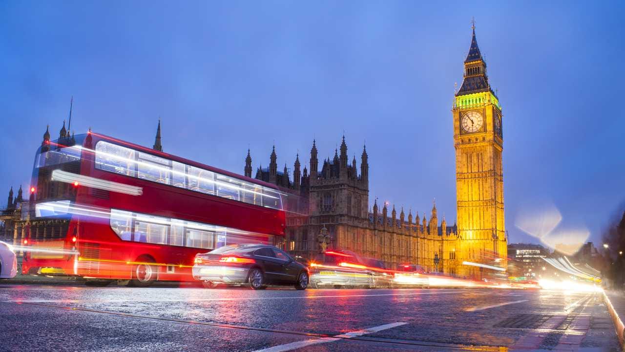 Big Ben in London city night scene with traffic | InsideEVs Photos