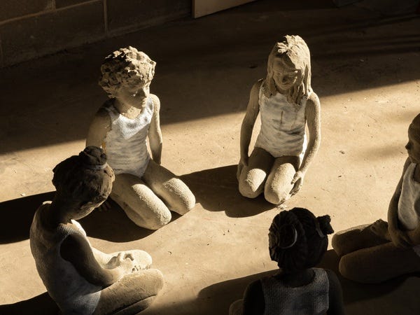 Valerio Berruti, <em>Nel nome del Padre</em>, 2024, 42 sculture in vetroresina, cemento e juta, 75 × 60 × 25 cm cadauna + 2 affreschi su juta, 500 × 400 cm cadauno | Courtesy Valerio Berruti I Foto: Letizia Cigliutti