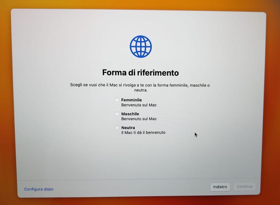 Messaggio del Mac alla sua apertura "Scegli se vuoi che il Mac si rivolga a te con la forma femminile, maschile o neutra"