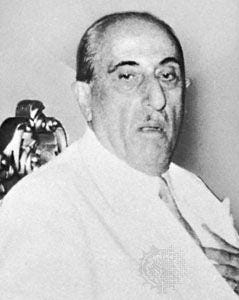 A person in a white shirt

Description automatically generated