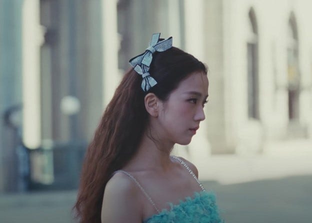 Jisoo in her video for “Flower” Jisoo in her video for “Flower”