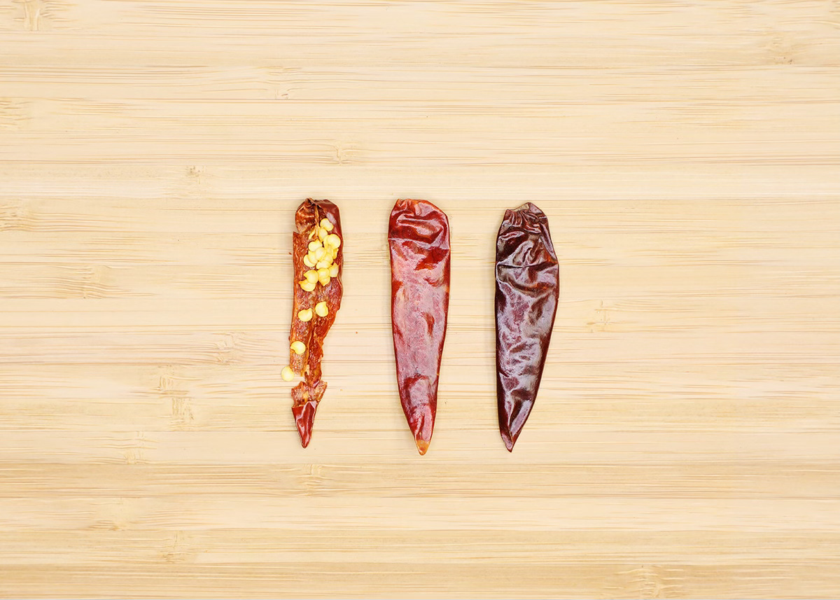 árbol chiles on cutting board