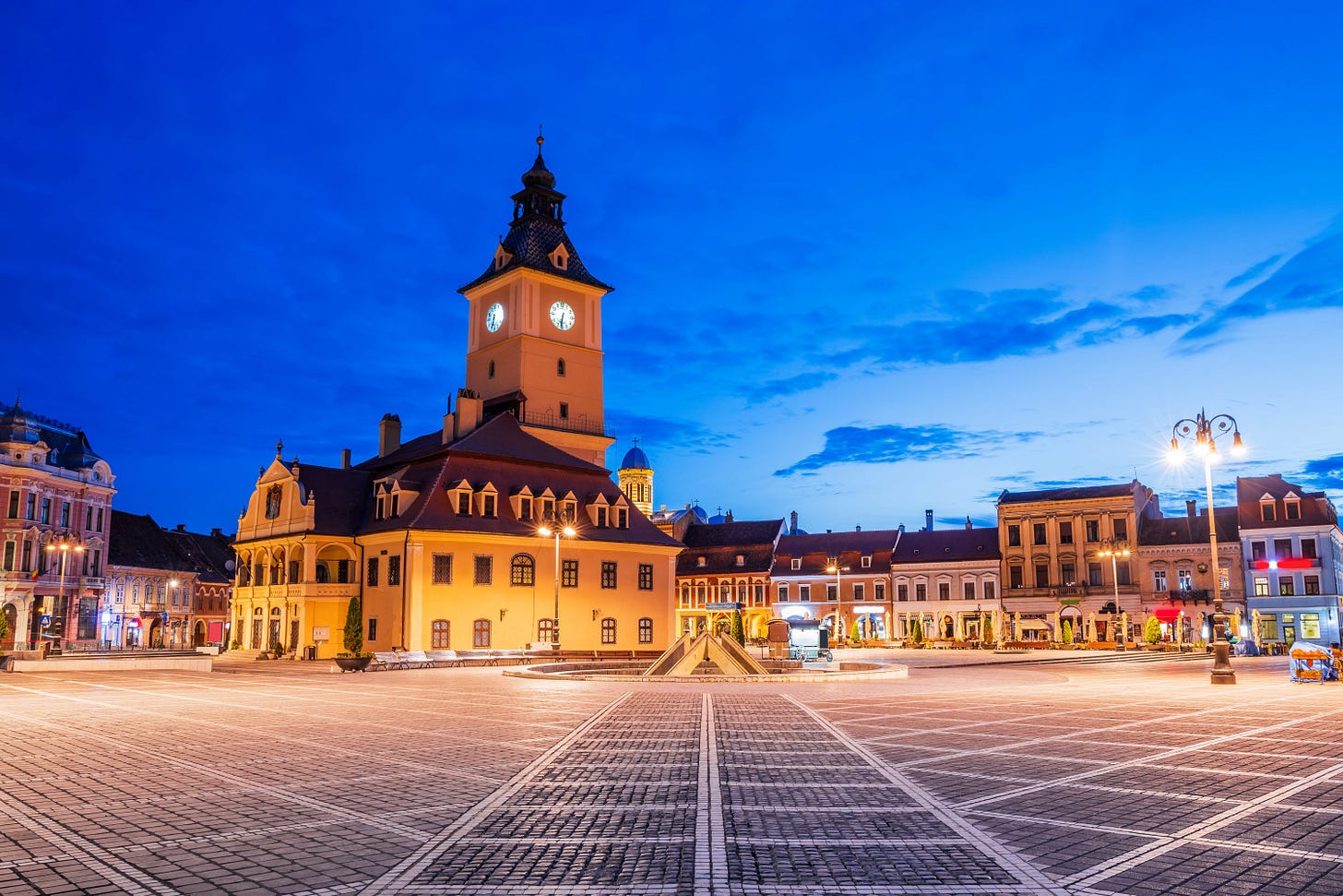 The Tourist's Guide: Everything you need to know about Council Square in  Brașov - Transylvanian Inn