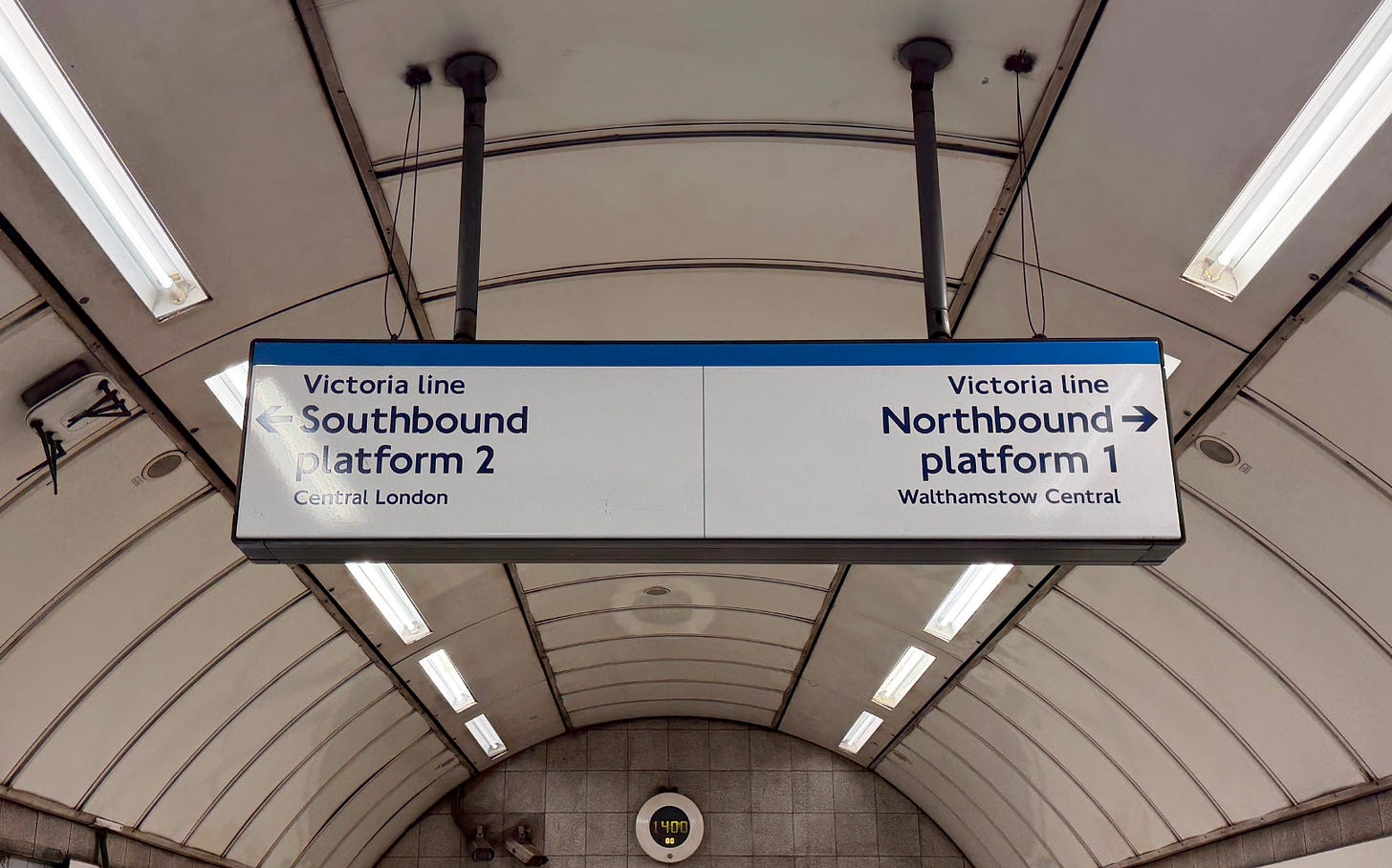 Photo showing wayfinding for Victoria line with solid blue block at top.