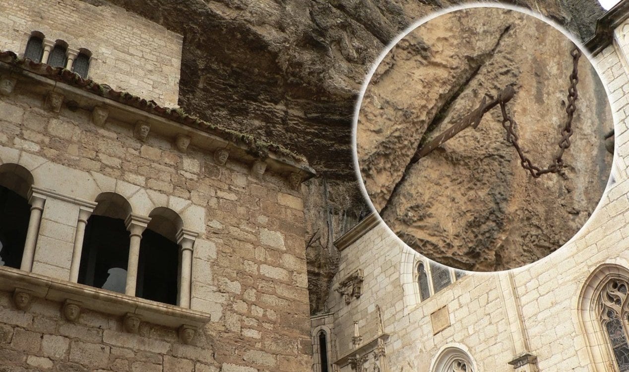 Uma espada alojada em rocha sólida há mais de 1.300 anos desapareceu na França. Uma espada alojada em rocha sólida há mais de 1.300 anos desapareceu na França.