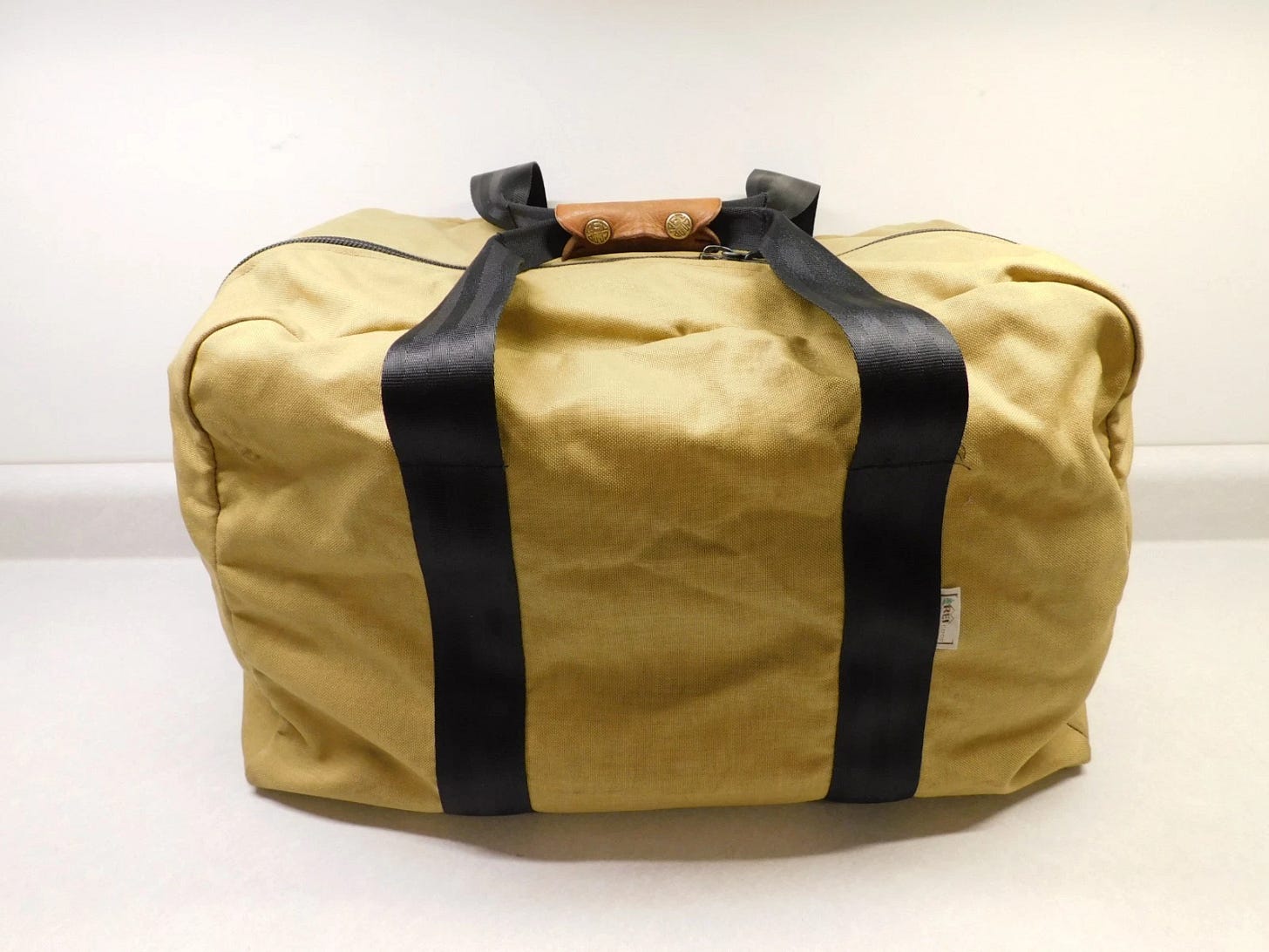 REI CO-OP Medium Size Duffle/Bag, Gold Nylon, Leather Grab Handle, Padded Bottom - Picture 1 of 10 REI CO-OP Medium Size Duffle/Bag, Gold Nylon, Leather Grab Handle, Padded Bottom - Picture 1 of 10