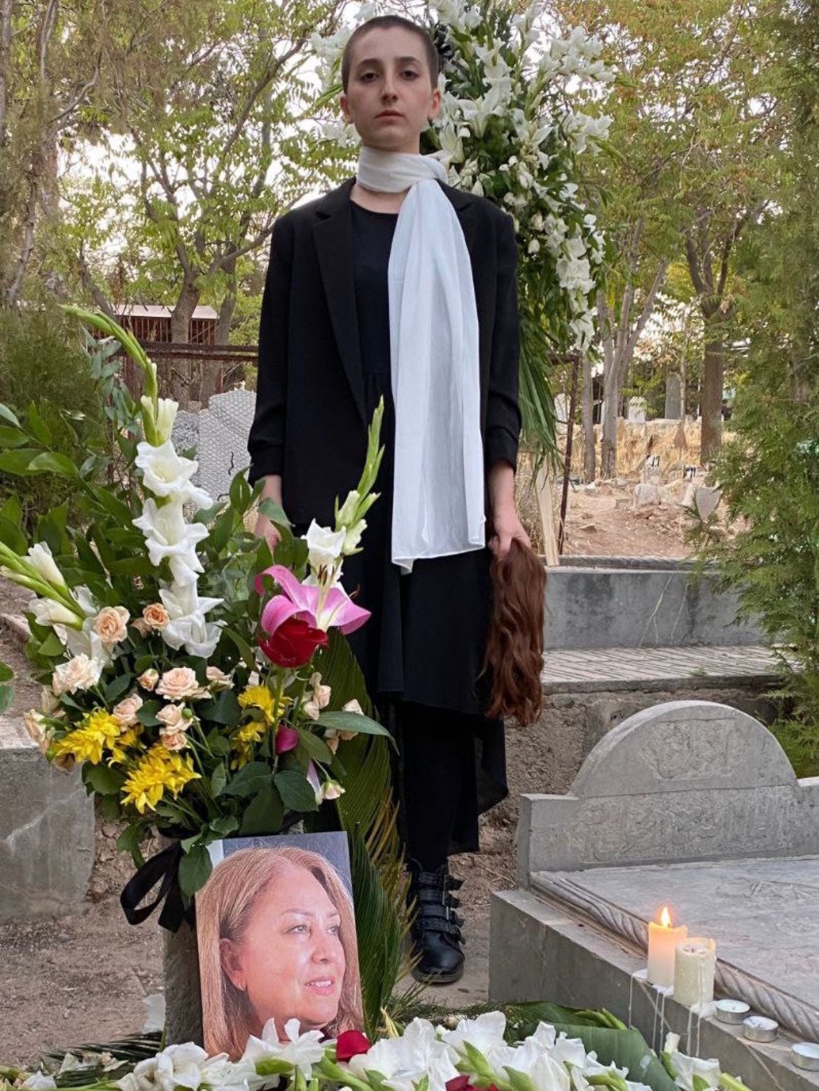 Karim Sadjadpour on X: "What a remarkable image. The daughter of Minoo  Majidi--a mother of two who was killed by the Iranian regime while  protesting for #MahsaAmini--stands at her mother's gravesite. She
