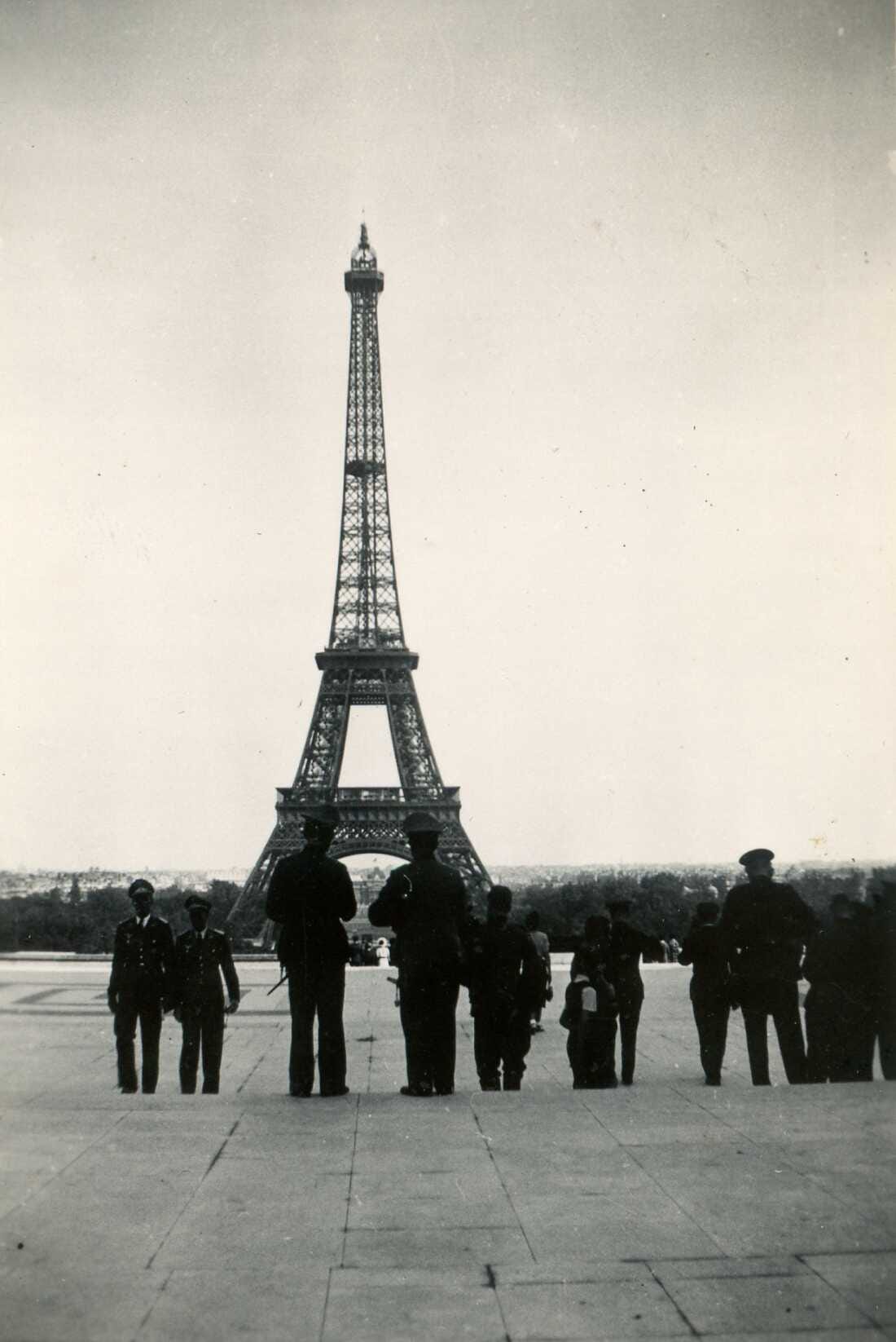 German soldiers on the Trocadéro esplanade, facing the Eiffel Tower.