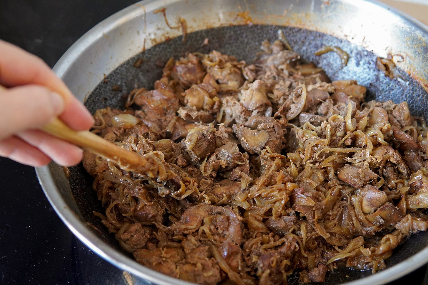 les foies cuits dans la sauteuse, écrasés à la cuillère en bois