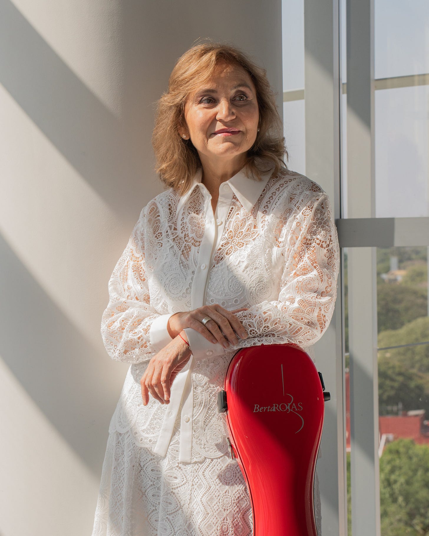 Berta Rojas en un momento especial para sacarse fotografías, algo a lo que accede con gracia y soltura. Berta Rojas en un momento especial para sacarse fotografías, algo a lo que accede con gracia y soltura.