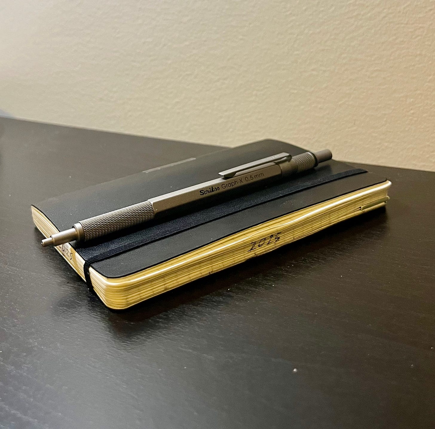 La mia agenda Moleskine del 2025 con sopra la mia nuova matita meccanica