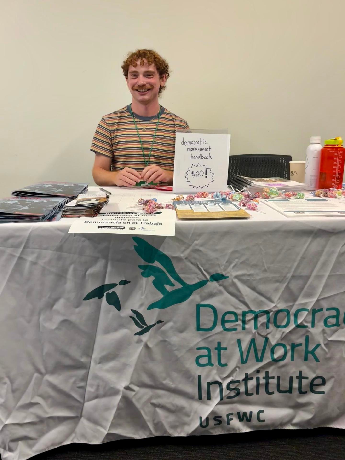 Ariel Munczek Edelman, author of the article, sitting at a table at the conference