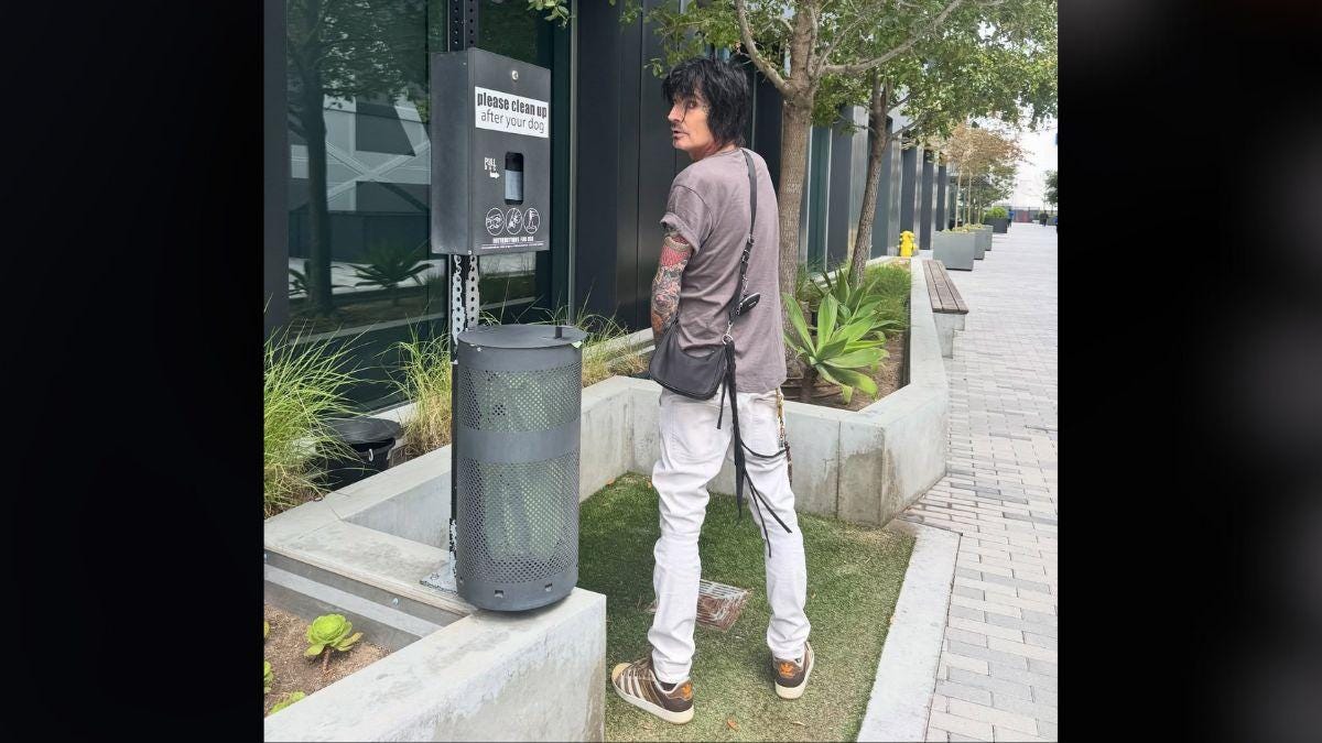 Photo of Tommy Lee seemingly poked fun at allegations that Jeff Bezos' Amazon employees are mistreated. Photo of Tommy Lee seemingly poked fun at allegations that Jeff Bezos' Amazon employees are mistreated.