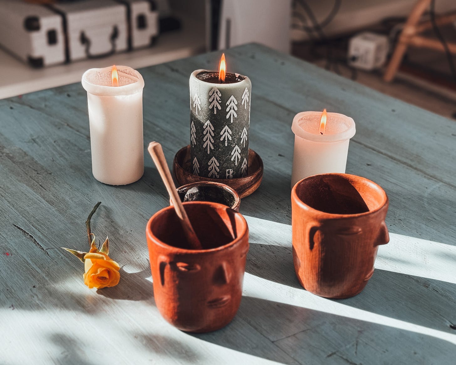 tasses en terre cuite avec bougies de cérémonie
