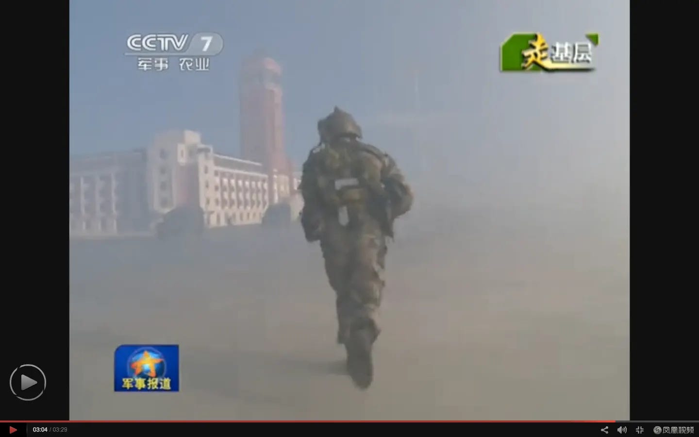 中国“跨越-2015.朱日和C”军演出现士兵突袭“山寨总统府”画面,中媒认为这场军演可能为武力解决台湾问题而生。(翻摄自观察者网) 中国“跨越-2015.朱日和C”军演出现士兵突袭“山寨总统府”画面,中媒认为这场军演可能为武力解决台湾问题而生。(翻摄自观察者网)