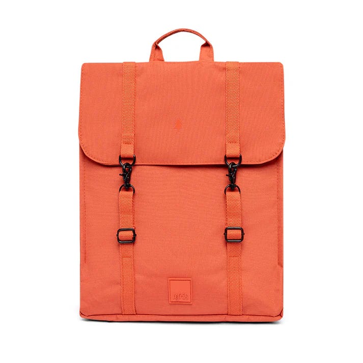 Dos mochilas de la marca Lefrik de los modelos Handy y Scout en color naranja caldera