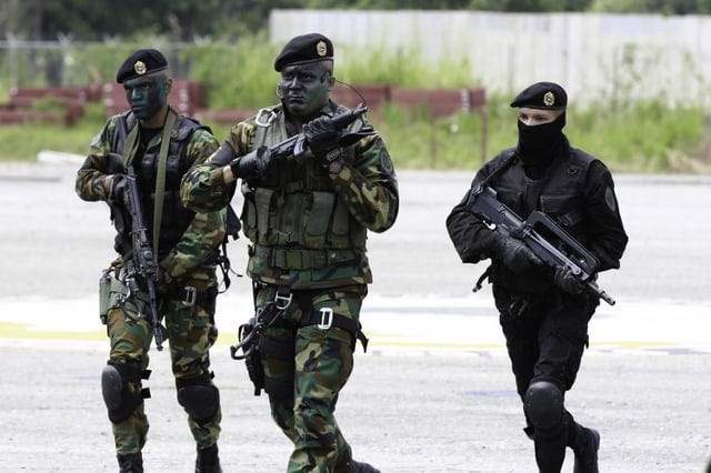 r/SpecOpsArchive - Commandos of the 99th Special Operations Brigade of the Venezuelan Army during the activation of the unified General Special Operations Command "General em Chefe Félix Antonio Velásquez" as part of Operación Soberanía Bolivariana 2017, 17 August 2017. One of them has a FAMAS F…