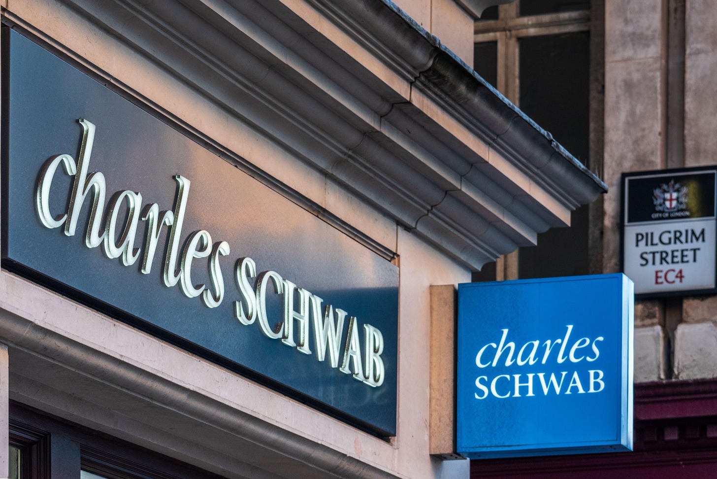 Charles Schwab swoops to reopen mid-size US bank market Charles Schwab swoops to reopen mid-size US bank market