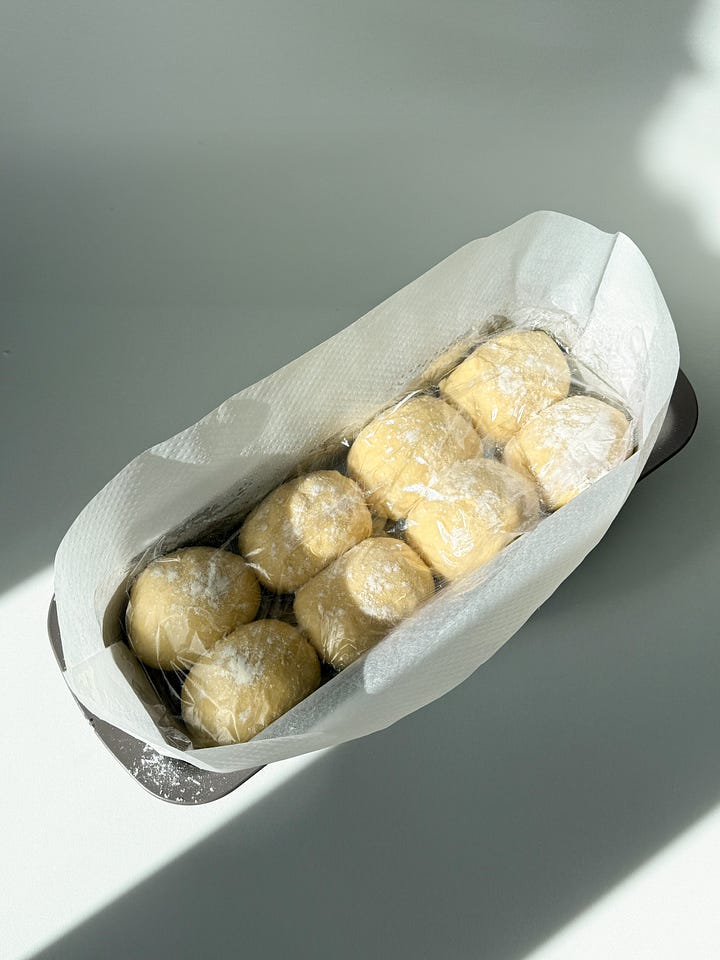 Photos of the pan and dough balls