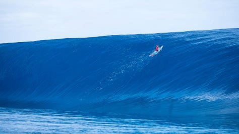 photos of the heaviest wave in the world located in Teahupoo, Tahiti