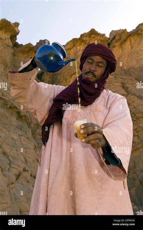 Verser le thé Touareg, cérémonie du thé, l'Algérie, Sahara Photo Stock ...