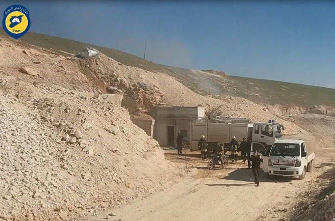 A group of people standing next to a dirt road

AI-generated content may be incorrect.