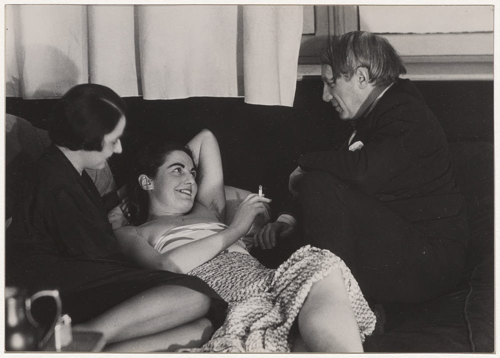 MAN RAY (Emmanuel RADNITZKY, dit) - Pablo Picasso aux côtés d'Yvonne Zervos  et d'Alice Paalen allongées sur un sofa, en 1936 | Musée national Picasso -  Paris