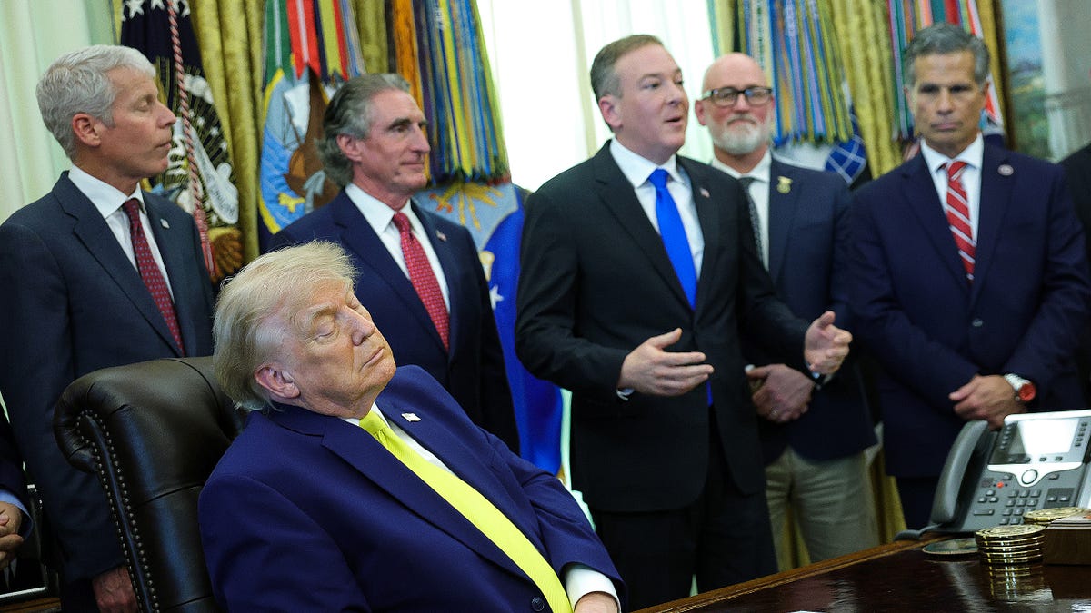 Doctors warn Trump's cognitive decline endangers his ability to serve