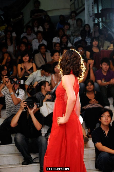 runway-back-view-model