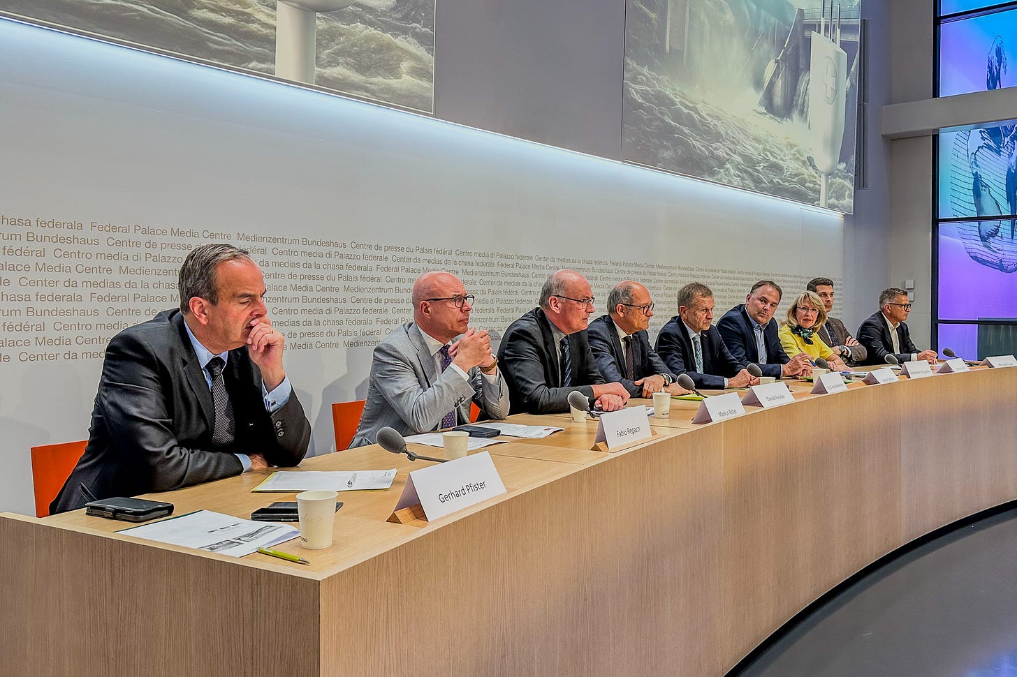 Vertreter des Schweizer Bauernverbandes, von Mitte-Rechts- bis Ganz-Rechts-Parteien und Wirtschaftsverbänden sitzen im Medienzentrum des Schweizer Parlamentsgebäudes in Bern nebeneinander an einem langen Podium. Vor ihnen liegen Unterlagen und Namensschilder, mehrere Mikrofone stehen auf dem Tisch.
