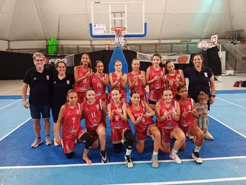 Pode ser uma imagem de 10 pessoas, pessoas a jogar basquetebol e a texto