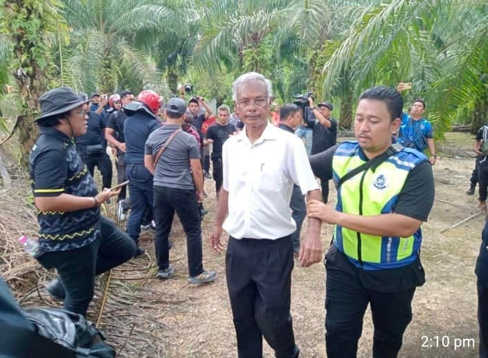 May be an image of 5 people and text that says "2:10 pm" May be an image of 5 people and text that says "2:10 pm"