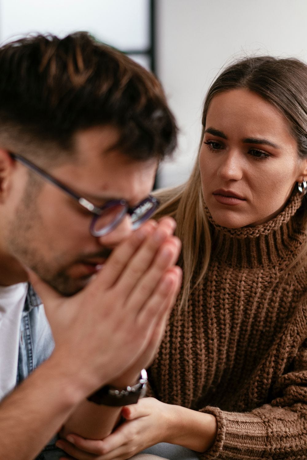 Ghid complet bazat pe piramida nevoilor în cuplu — 5 niveluri ierarhice, de la siguranța emoțională la sens comun. Află la ce nivel este relația ta, ce semne indică un nivel fragil și cum urci, pas cu pas, către o iubire sănătoasă și durabilă. Bazat pe EFT (Sue Johnson) și teoria lui Maslow adaptată pentru relații.